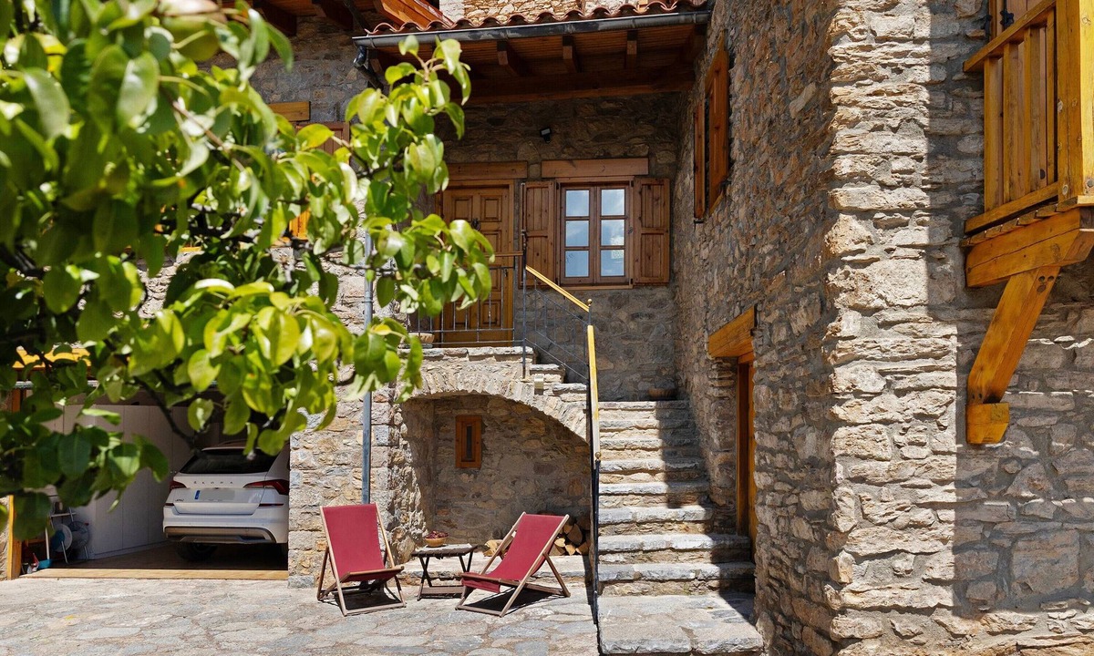 Prullans House | Mountain Chalet with Views, Private Terrace, and Wi-Fi