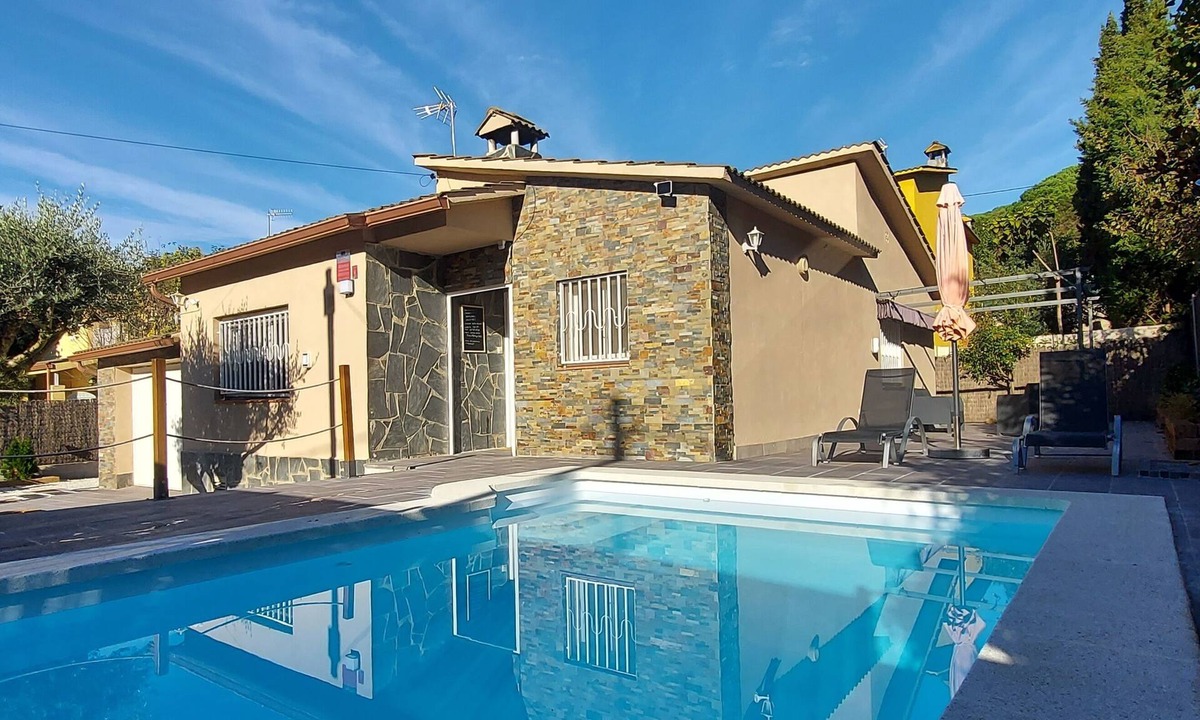 Sant Antoni de Vilamajor Ski Chalet | Near Barcelona and 3 Natural Parks, House, swimming pool, barbecue and garden.