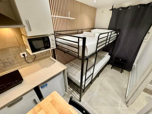 L'Hospitalet de Llobregat Apartment | Nuevo Estudio con baño privado frente al metro BCN