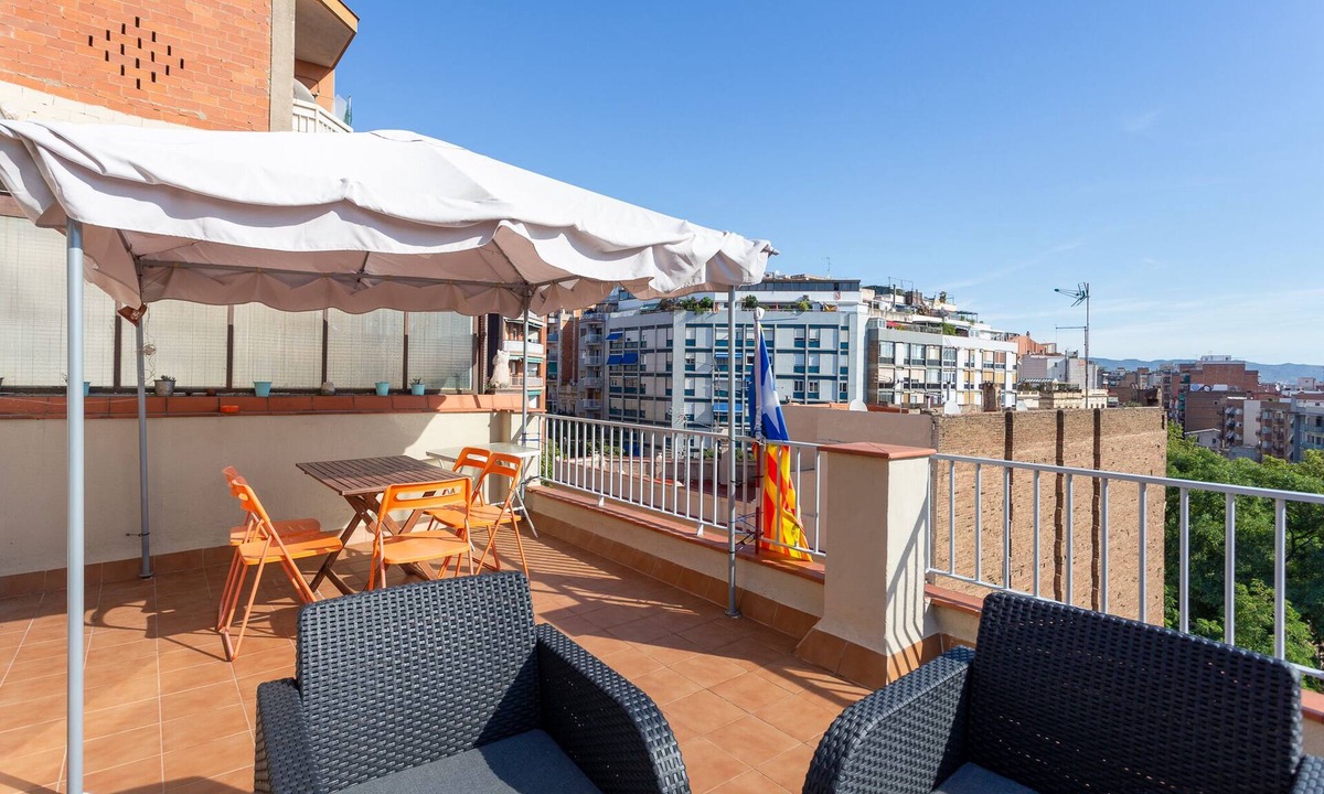 El Camp de l'Arpa del Clot Apartment | Orange Duplex with sunny terrace in Barcelona