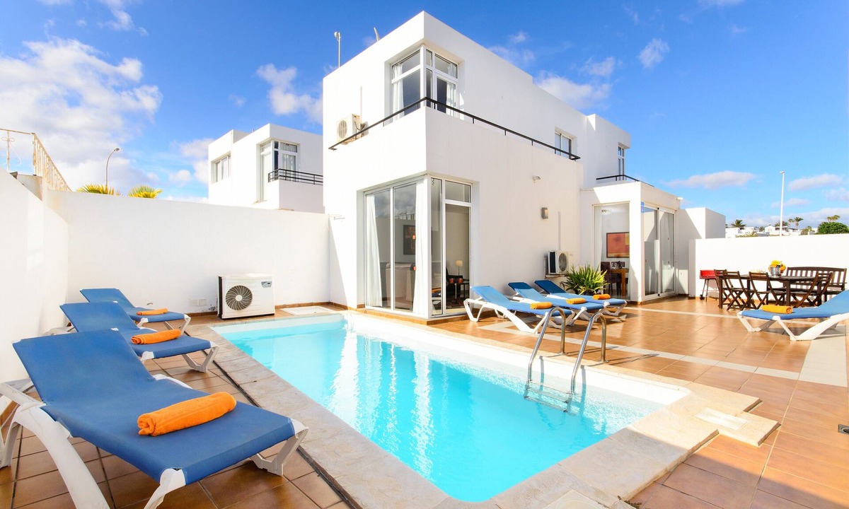 Puerto del Carmen Villa | Puerto del Carmen Beautiful holiday home with Heated Pool, Private Patio and Great Location