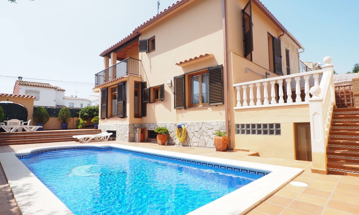 L'Escala House | Ref. FLUVIÀ: house with a big private pool, 4 bedrooms and wifi.