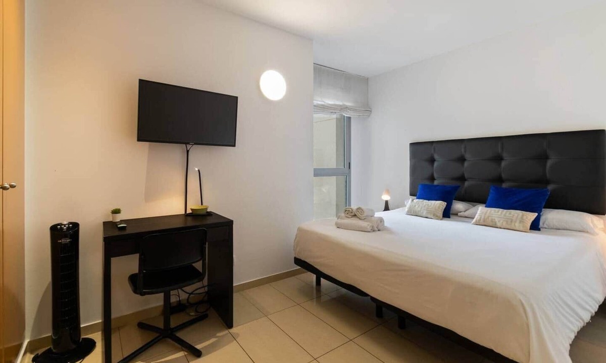 El Port Apartment | Room Fran FIRA GRAN VIA 2 - King Size Bed