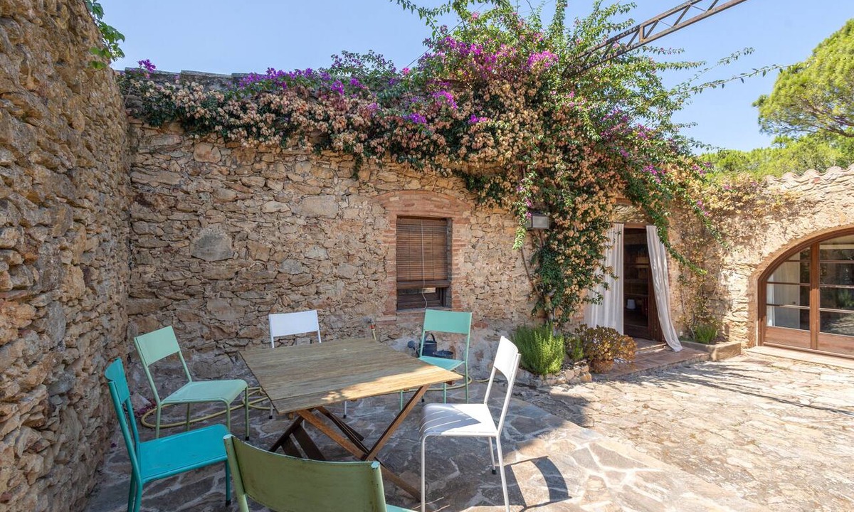 Pals House | Rural house 'Cal Duc' with private terrace, private garden, and Wi-Fi