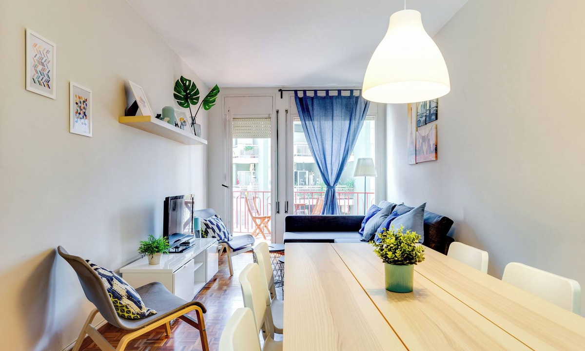 Sants-Badal Apartment | Spacious 4 Bedroom Apartment Fira BCN & Camp Nou