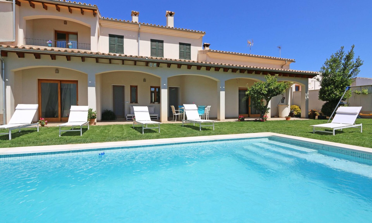 Ariany House | Spacious, high quality, terrace, pool, garden, family-friendly, central, WiFi