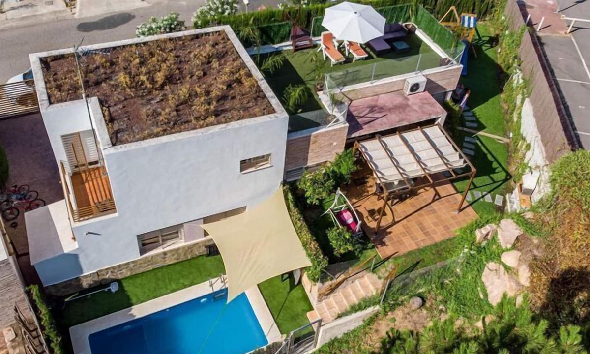 Las Jaras House | Spacious holiday home in Cordoba with private garden