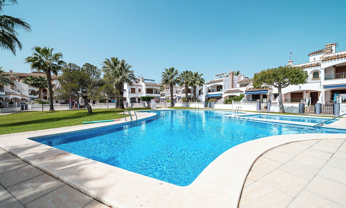 La Florida Apartment | Stylish apartment with sea view, 2 bathrooms & swimming pool