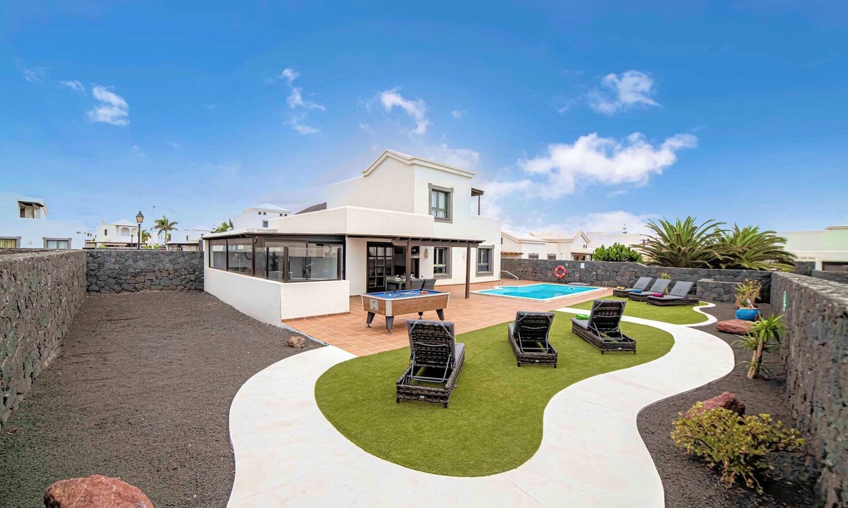 Montana Roja Villa | Superb Playa Blanca Villa | Casa Herlanda | 3 Bedrooms | Pool Table