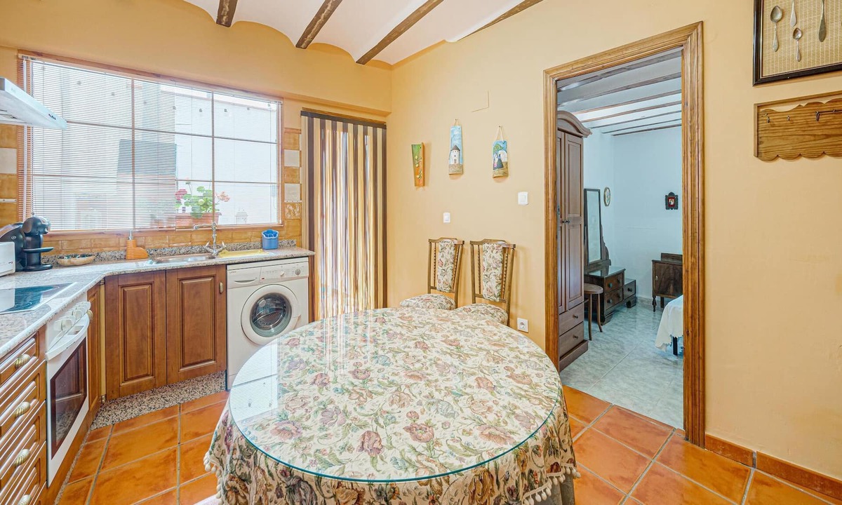 Mahora House | Tasteful holiday home in Mahora with balcony/terrace