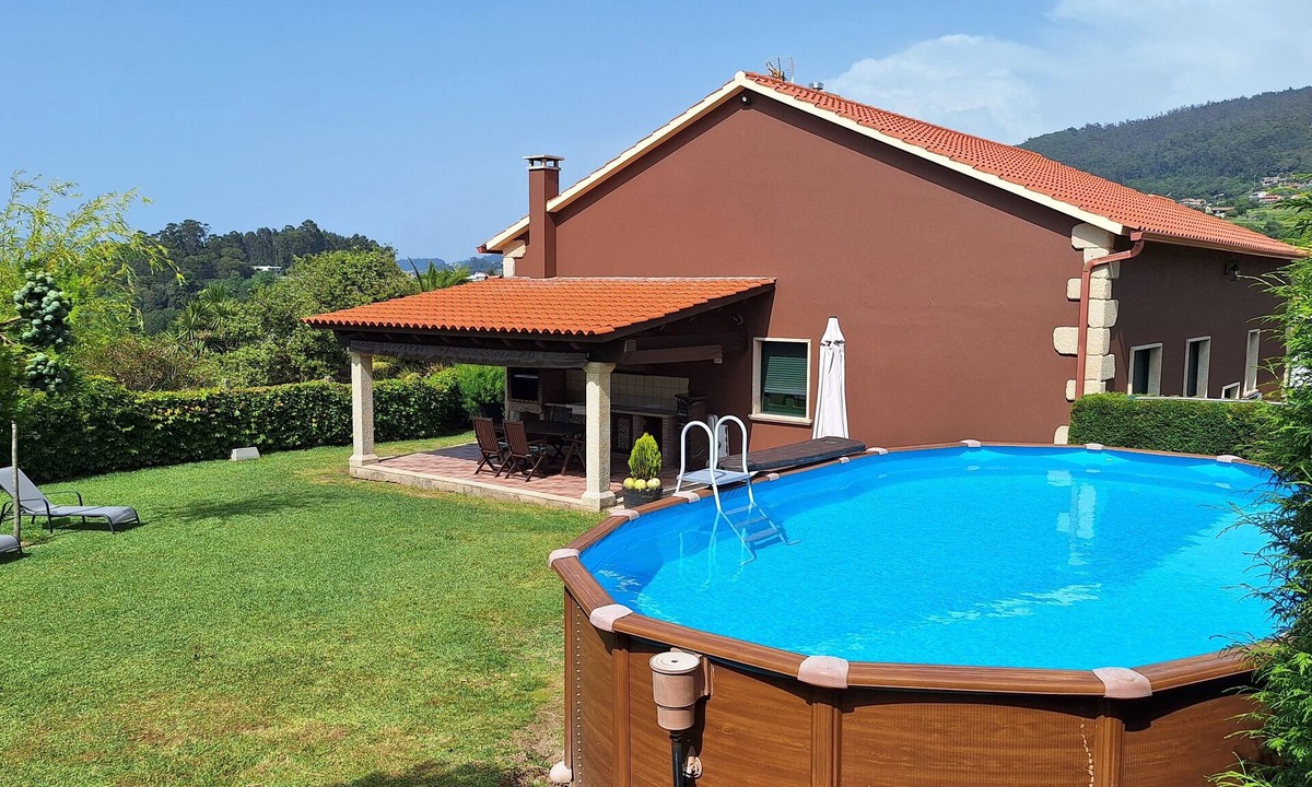 Bueu Ski Chalet | Toñita Country Cottage: 400 m from the beach, with a pool, barbecue, and fireplace