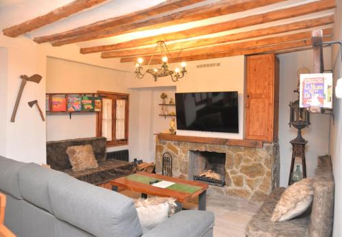 La Pobla de Lillet Apartment | Tríplex Grande Rústico-Moderno - Pobla de Lillet