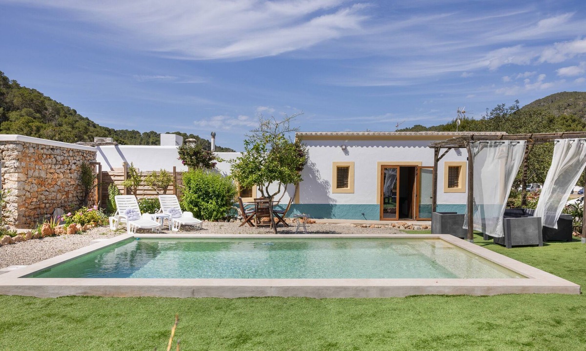 Puerto San Miguel House | Typical Countryside House with Pool Near the Beach