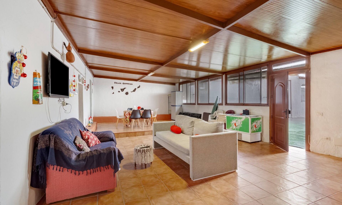 La Solana House | Vacation Home 'La Casita Cueva Don Carmelo' with Mountain View, Private Terrace & Wi-Fi