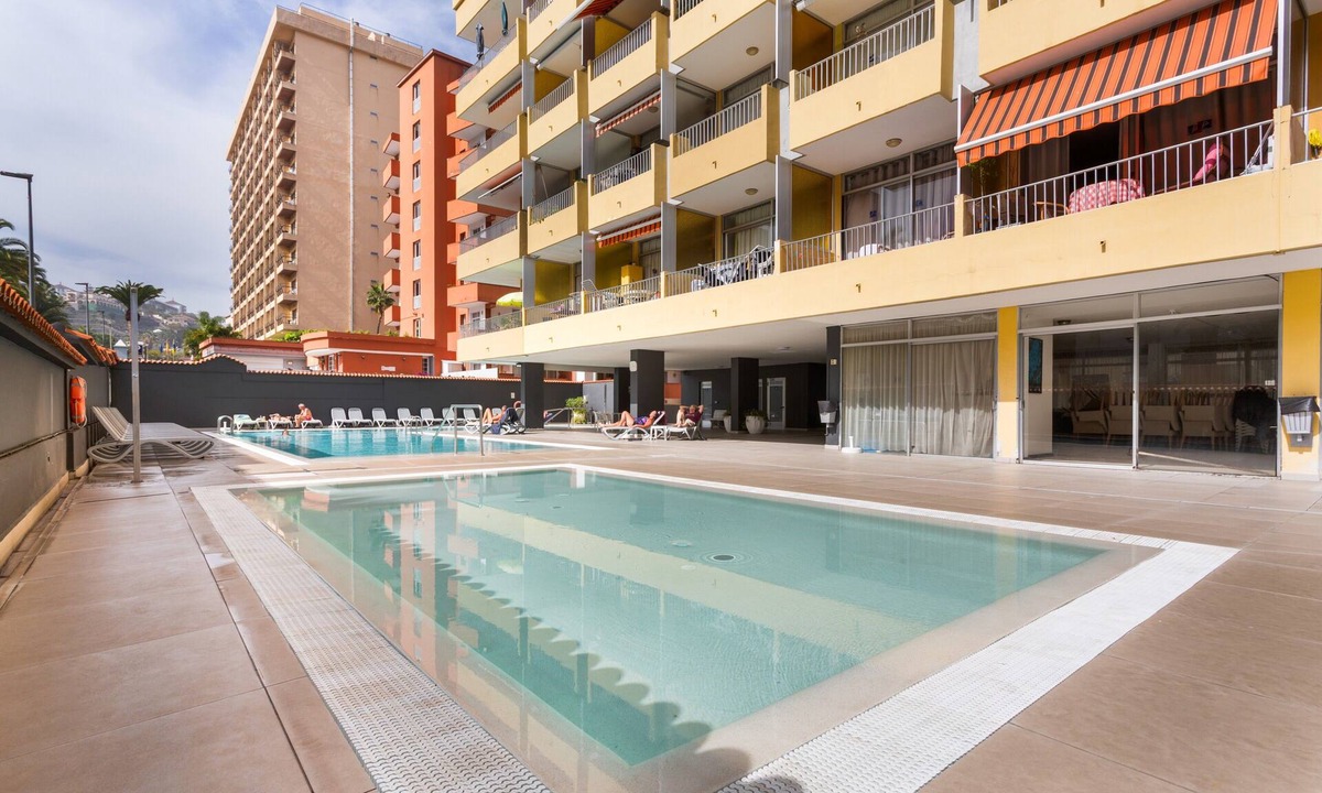 Puerto de la Cruz Apartment | Vacation Apartment 'Nuevo, Piscina Y Mar A 1 Paso' with Shared Pool, Wi-Fi and Air Conditioning