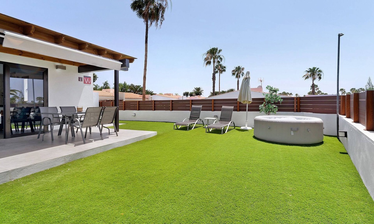Maspalomas Apartment | Vacation Home 'Casa Luna Kingbed and Jacuzzi' with Mountain View, Shared Pool & Wi-Fi