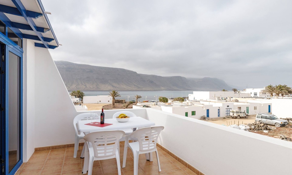 Caleta de Sebo House | Vacation Home 'Rojo' with Sea View and Wi-Fi