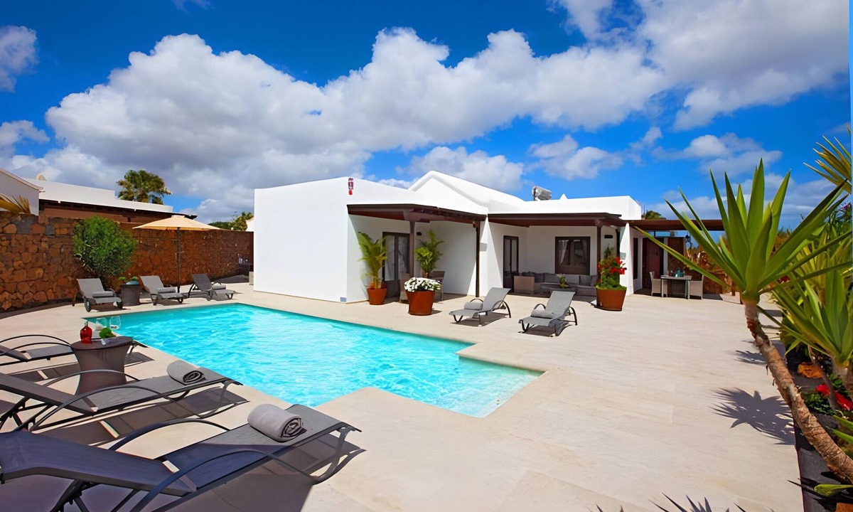 Los Mojones Villa | Vacation Villa 'Montana' with Private Pool, Private Terrace and Wi-Fi