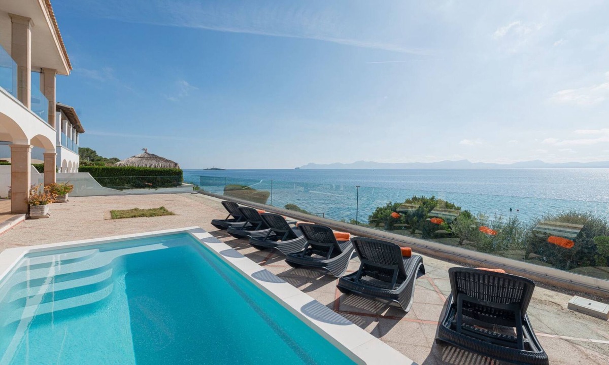 Alcanada House | Verträumte Villa mit privatem Pool und Liegewiese by Interhome