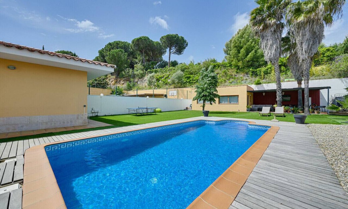 Calella Villa | Villa Aloe - large pool area with pergola and 2nd