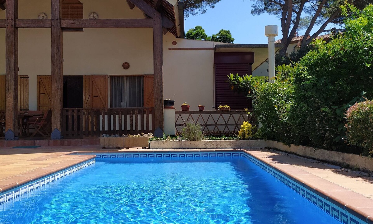 Vallgorguina Villa | VILLA BETWEEN NATURAL PARKS