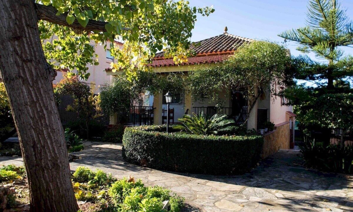 L'Eliana Ski Chalet | Villa Citrus Garden | 5 Guests | Pool & BBQ