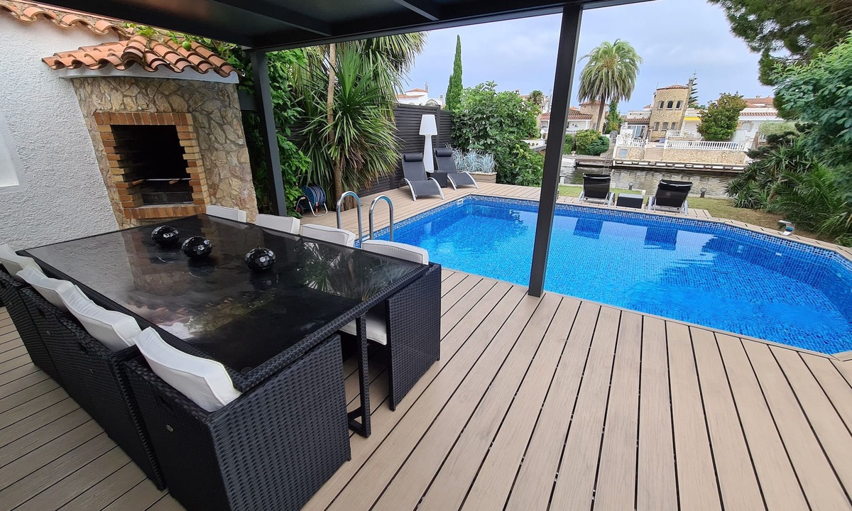 Empuriabrava Villa | Villa Doris, supperbe villa with private pool and mooring on the canal!