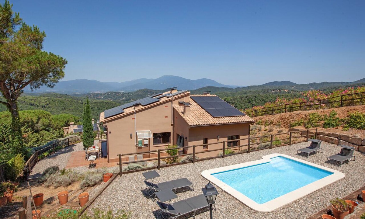 Vallgorguina Villa | Villa 'Vora Cel' with Mountain View, Private Pool and Wi-Fi