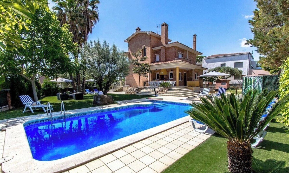 Can Vinyals Villa | Villa with pool, garden & billiards near Barcelona