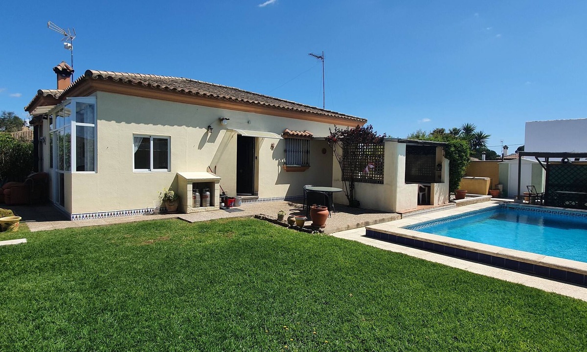 Chiclana de la Frontera House | Wohlfühl- Ferienhaus mit Großem Garten und Pool