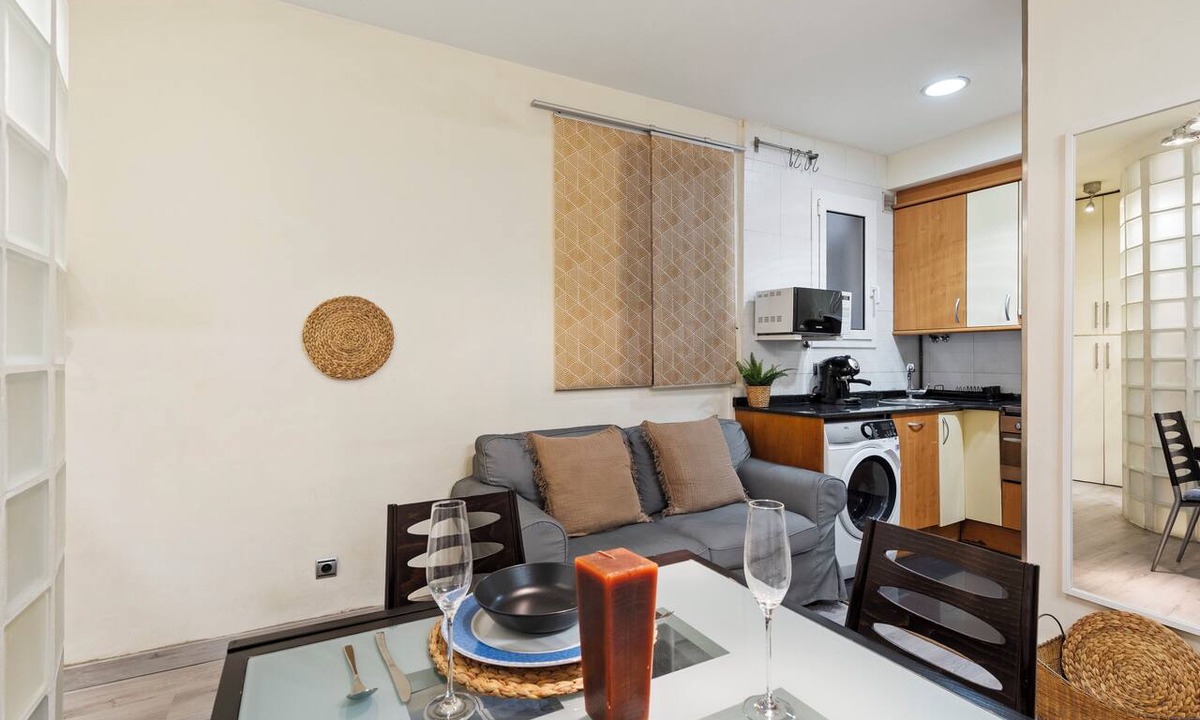 El Camp de l'Arpa del Clot Apartment | Your Barcelona Base: Cozy Apt by Sant Pau & Metro w/AC & Balcony