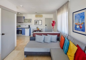 APARTMENT (3 ADULTS + 2 CHILDREN) POOL VIEW