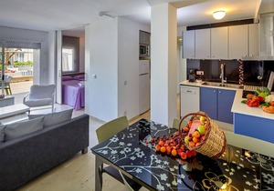 APARTMENT 7 ADULTS POOL VIEW