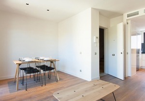 Sunny apartment with balcony in Gràcia with optional parking for 4