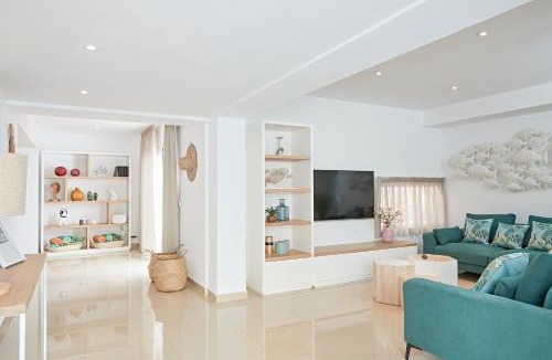 Ibiza Town Villa | 12 Person Ibiza Villa with Pool - Walk to Hï, Ushuaïa & Beach - Can Bossa