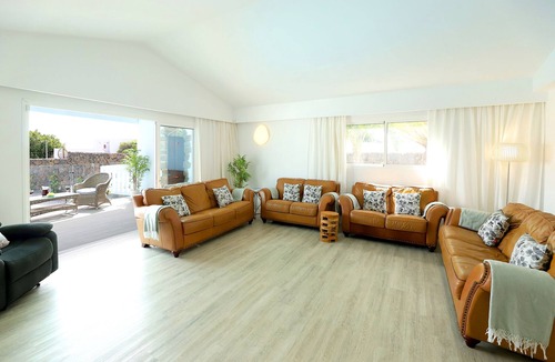 Los Mojones Villa | 5 Bedrooms, 4 bathrooms, sleeps 12 persons, heated Pool, Free Wifi & A/C