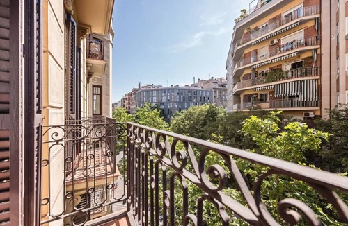 Sant Antoni Apartment | Acomodis Apartments - Comfy 10 Bedroom Group Flat in L’Eixample up to 18 people!