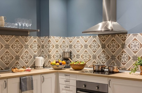 Sant Antoni Apartment | Acomodis Apartments - Comfy 15 Bedroom Group Flat in L’Eixample up to 27 people!
