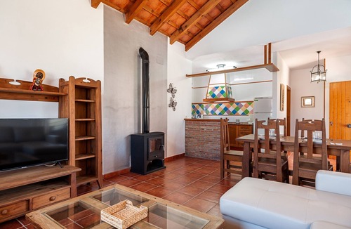 Zahora House | Air-conditioned Holiday Home with Patio, Pool, Wi-Fi and Lawn