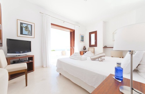 Ibiza Town Villa | AN IMPRESSIVE, MODERN PROPERTY ON IBIZA’S WEST COAST, BEAUTIFUL SEA VIEWS