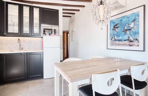 Old Town Apartment | Apartamento 'Casa amarilla del mar piso 2' con vistas al mar, Wi-Fi y aire acondicionado