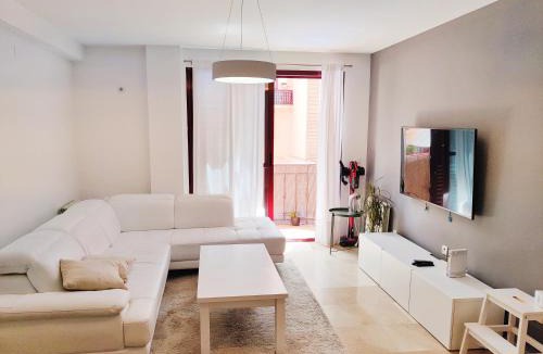 Figares Apartment | Apartamento, parking y piscina de temporada en Granada Tico Medina