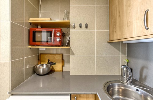L'Escala Apartment | Apartment 'Apartamento Moll Con Piscina' with Mountain View, Shared Pool and Air Conditioning