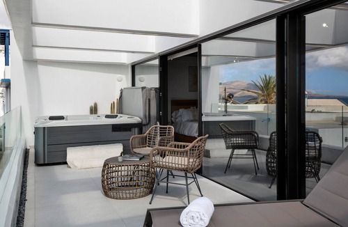 Puerto del Carmen Apartment | Apartment Gran Suit Horizonte with Sea View, Whirlpool & Wi-Fi