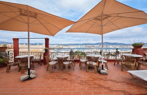 Ibiza City Centre Apartment | Apartment 'Navila Numero 2' with Shared Pool, Wi-Fi and Air Conditioning