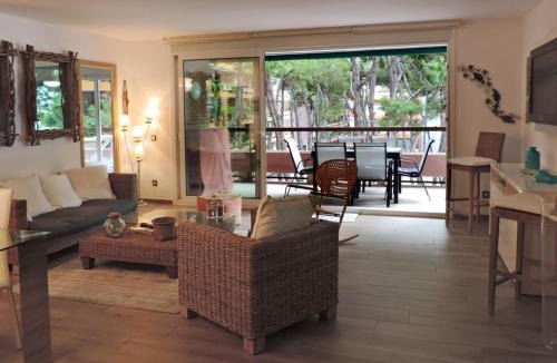 Torredembarra Apartment | AT054 Els Pins, primera línea de la playa, reformado