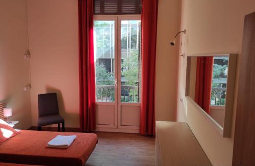 Dreta de l'Eixample Hostel | Barcelona Central Garden Hostal