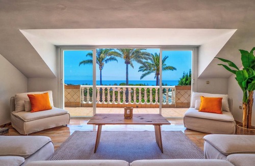 Urbanizacion Marbessa House | Beachfront Villa, the Perfect Place to Create Unforgettable Memories
