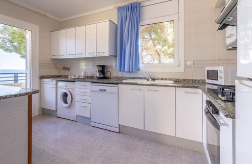 Llanca House | BELLAMAR A - Spacious house situated on the seafront in Llançà.