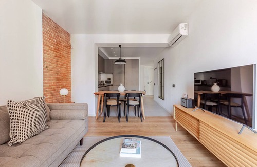 El Raval Apartment | Blueground | El Raval, balcony, nr Plaça Catalunya